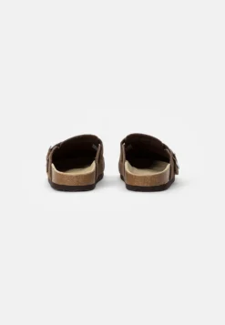 Pier One Leather Unisex - Pantuflas - Brown -Pier One 18a09b6c3e71439784e427988b058842 scaled