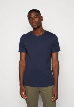 Pier One Unisex 5 Pack - Camiseta Básica - Black /Dark Blue/Dark Green -Pier One 4ac6f2b5a7df412185676e9105e2e224 scaled