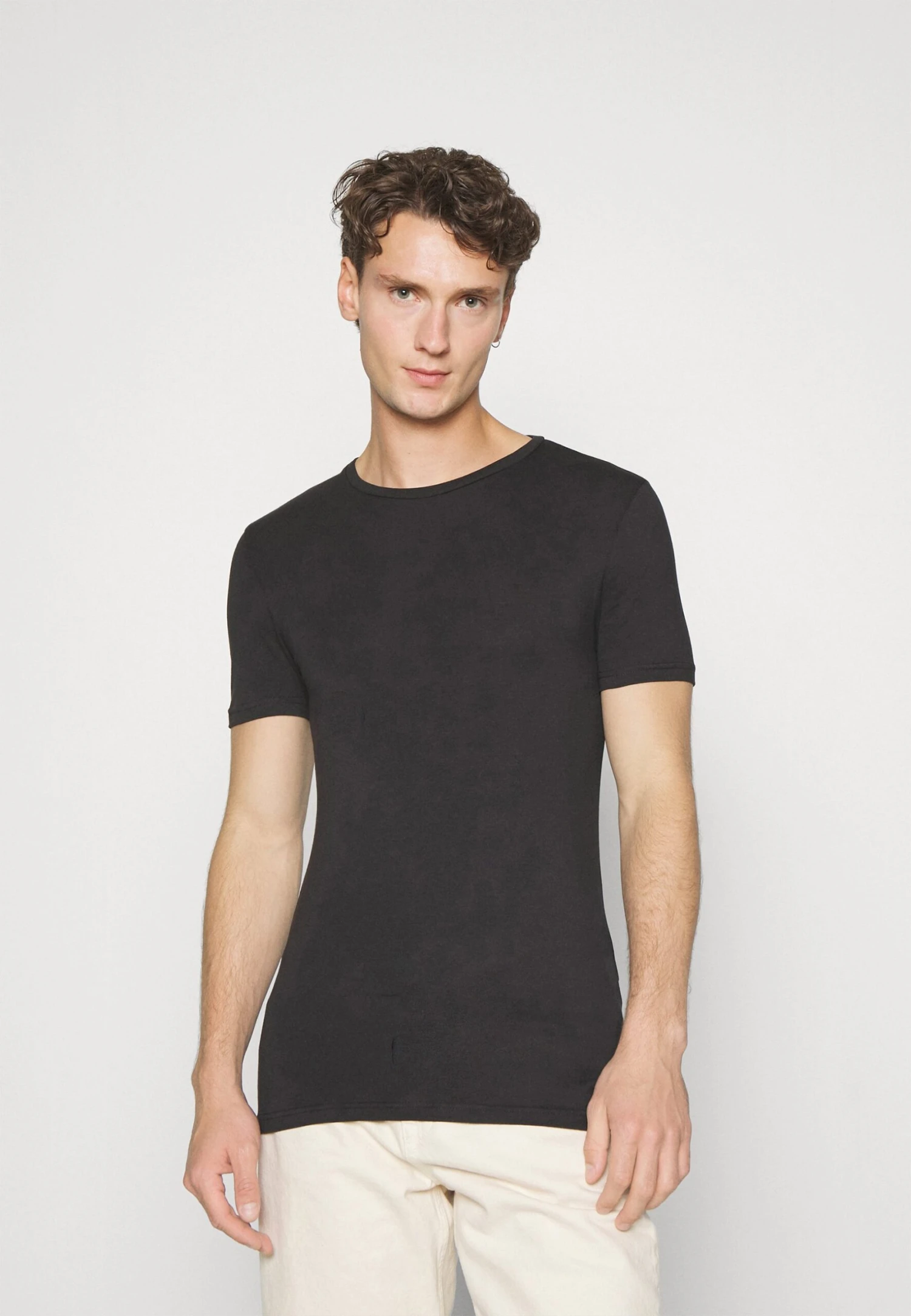 Pier One 3 Pack Muscle Fit- Camiseta Básica - Black 2 Pier One 3 Pack Muscle Fit- Camiseta Básica - Black - Imagen 2