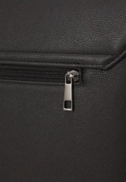 Pier One Big Messenger Bag - Bandolera - Black -Pier One 62d724f6de5f4920b897e4e1d27e8fad scaled