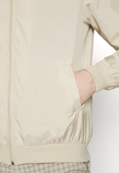 Pier One Chaquetas Bomber - Beige 13 Pier One Chaquetas Bomber - Beige -Pier One 76d3f0951d7740b4b2d3119aad706686 scaled