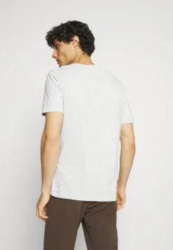 Pier One 5 Pack - Camiseta Básica - Light Grey - 101_White - 001_Green - 602 -Pier One 7e10cc405f4245428ef3f769088584b8 scaled