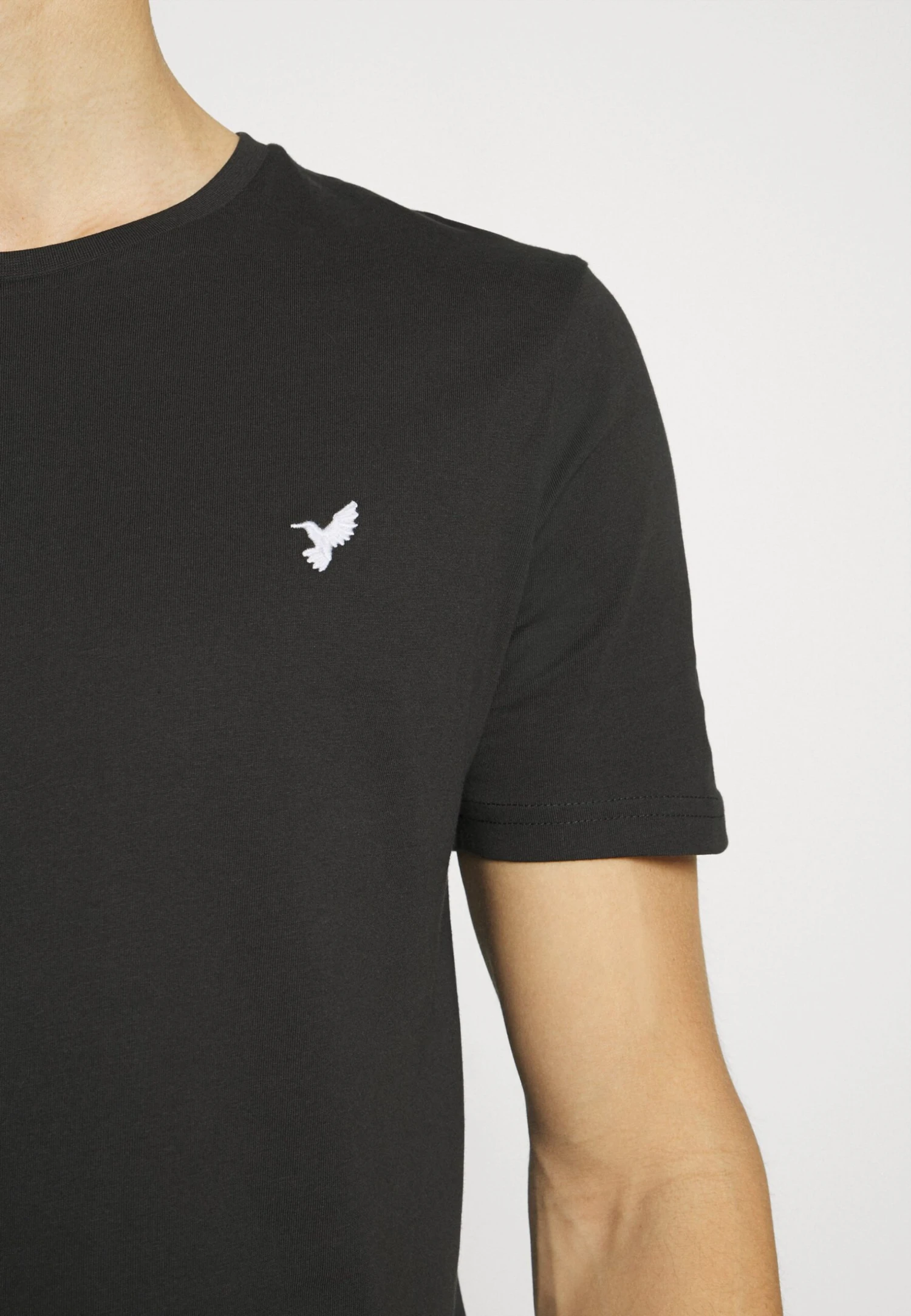 Pier One 5 Pack - Camiseta Básica - White/Black/Dark Blue 8 Pier One 5 Pack - Camiseta Básica - White/Black/Dark Blue - Imagen 8