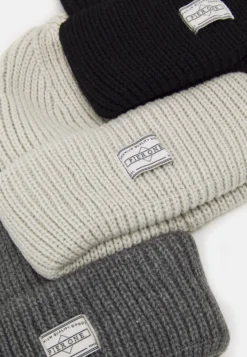 Pier One Unisex 3 Pack - Gorro - Black/Dark Grey/Off-White -Pier One 95a5e9e5960d44b887ec581a941f516e scaled