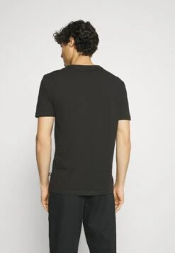 Pier One 5 Pack - Camiseta Básica - White/Black/Dark Blue 10 Pier One 5 Pack - Camiseta Básica - White/Black/Dark Blue -Pier One a0c7b6453ce14bcdb30df26ad77873b2