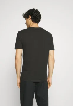 Pier One 5 Pack - Camiseta Básica - White/Black/Dark Blue -Pier One a0c7b6453ce14bcdb30df26ad77873b2 scaled