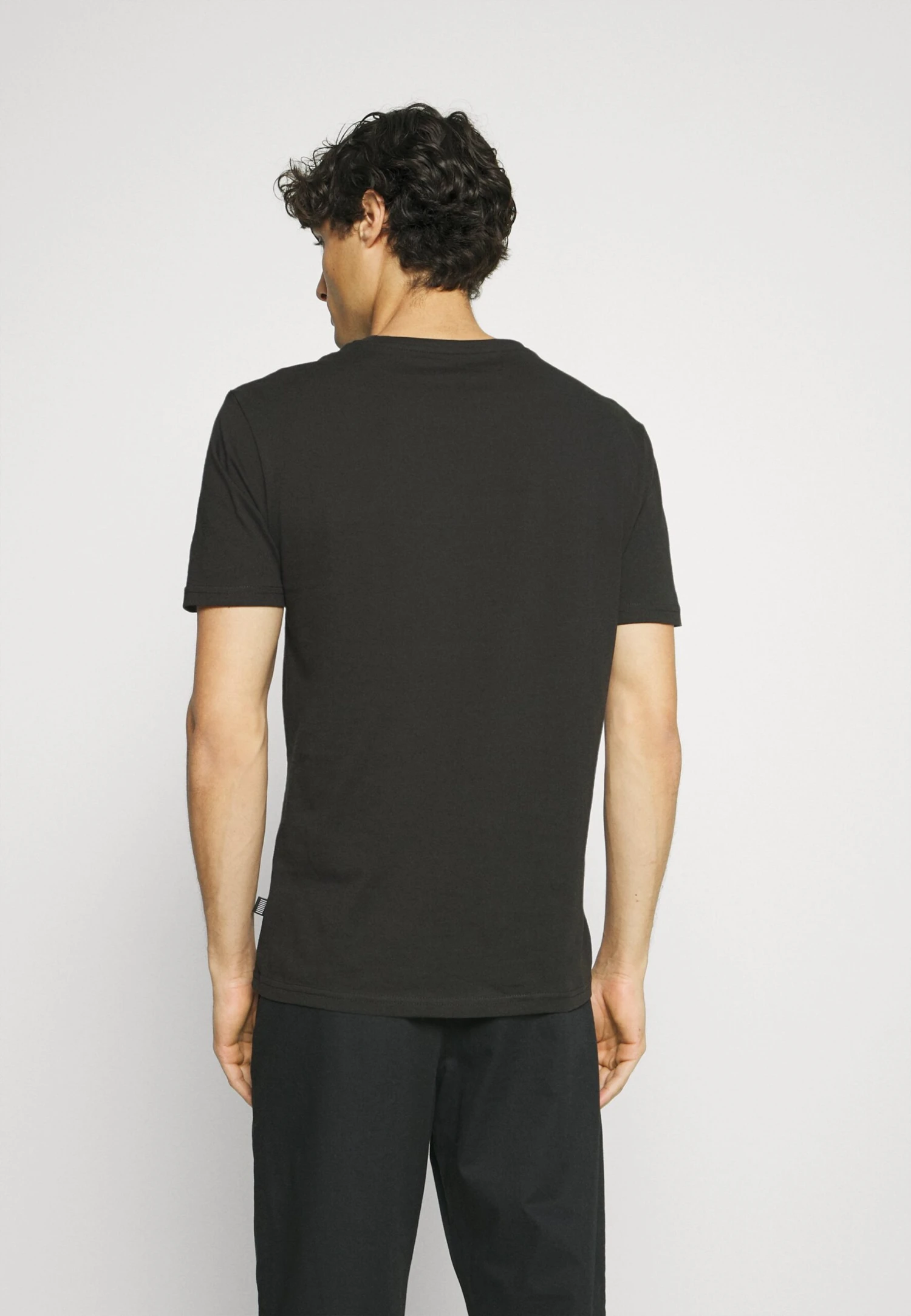 Pier One 5 Pack - Camiseta Básica - White/Black/Dark Blue 3 Pier One 5 Pack - Camiseta Básica - White/Black/Dark Blue - Imagen 3