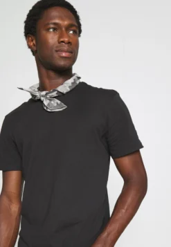 Pier One 3 Pack - Camiseta Básica - Black/Mottled Dark Grey/Bordeaux -Pier One ae9b9691c10949c5b4edc17929f8c13a scaled