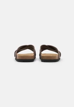Pier One Unisex - Pantuflas - Brown 8 Pier One Unisex - Pantuflas - Brown -Pier One b64bd94841374f58a4a8e2cf13040258 scaled
