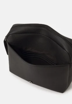 Pier One Big Messenger Bag - Bandolera - Black -Pier One bd8bc0c71e68430e9951a6fd9a3e8f72 scaled