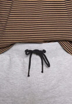 Pier One 2 Pack - Shorts -Light Grey /Black 8 Pier One 2 Pack - Shorts -Light Grey /Black -Pier One c4d577d8c6314b53bc4b281d9e735af0