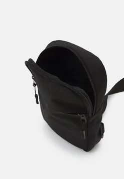 Pier One Riñonera - Black -Pier One c75c8bdf8b8541419b96d7dba0f5d743 scaled