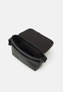 Pier One Unisex - Bandolera -Black -Pier One c8b3267bb4784f2bbcd3cf675ef176e0 scaled