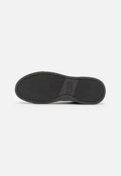 Pier One Unisex - Zapatillas - Black -Pier One e75ffc44357d45c6b2eded0e08dd5b10 scaled