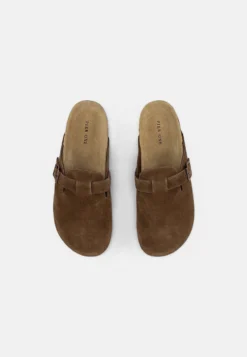 Pier One Leather Unisex - Pantuflas - Brown -Pier One e81ec10b1baa426098f203c956f22c98 scaled
