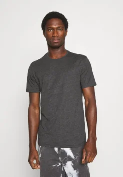 Pier One 3 Pack - Camiseta Básica - Black/Mottled Dark Grey/Bordeaux -Pier One fbb1fa11fda54722bafd9df33f46d342 scaled